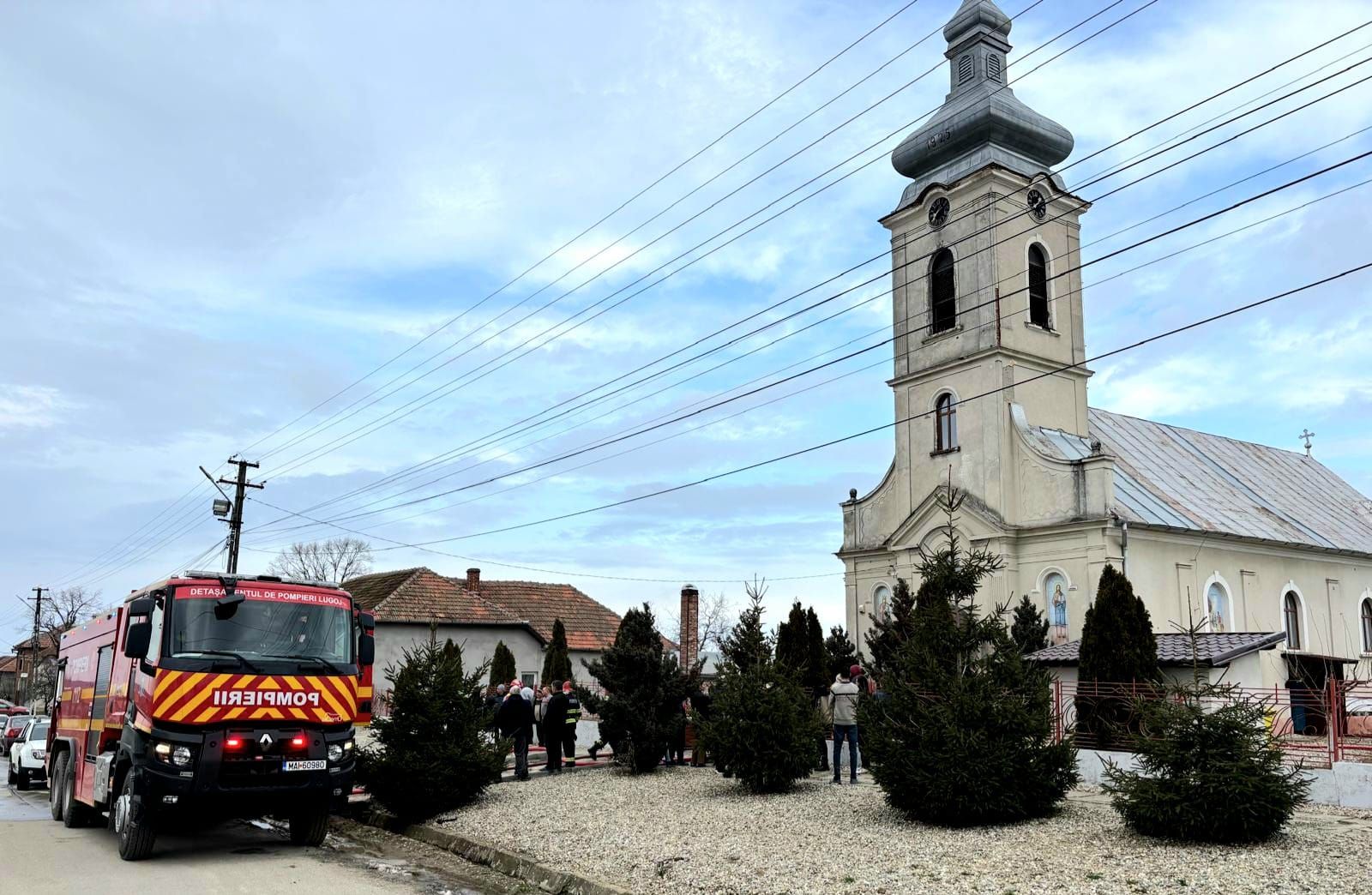 Incendiu la o biserică din Timiș, în timpul slujbei