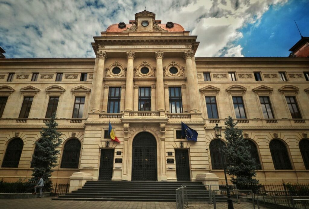 BNR: Statul se împrumută accelerat, dar creditarea economiei bate pasul pe loc