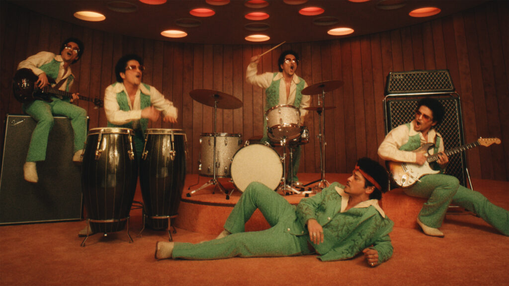 Bruno Mars lansează single-ul „I Just Might”, primul de pe al patrulea său album, „The Romantic”