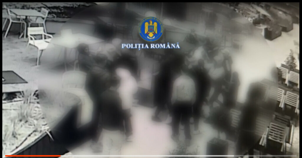 11 tineri au fost reținuți după ce s-au luat la bătaie în mall / Un băiat de 16 ani avea la el un cuțit