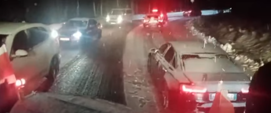 Trafic blocat din cauza ninsorilor pe DN 67C, între Novaci și Rânca. Utilajele de deszăpezire intervin cu dificultate