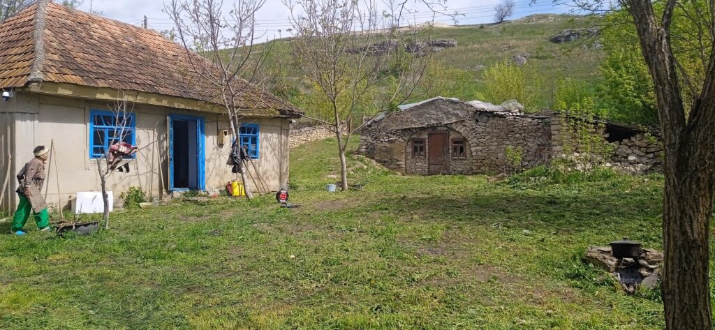 Un sat din Moldova atrage turiști cu ajutorul caselor de hobbiți