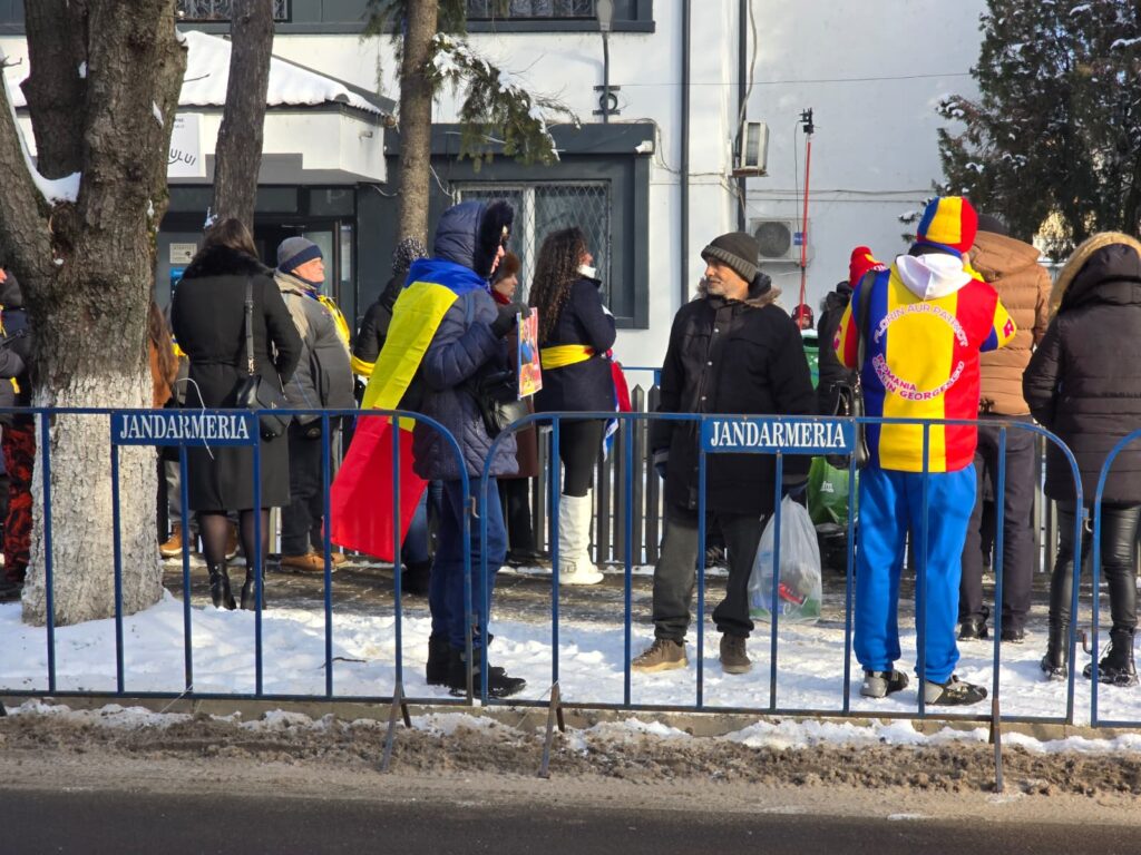 Zeci de oameni îl așteaptă pe Călin Georgescu la Poliția Buftea. FOTO, VIDEO