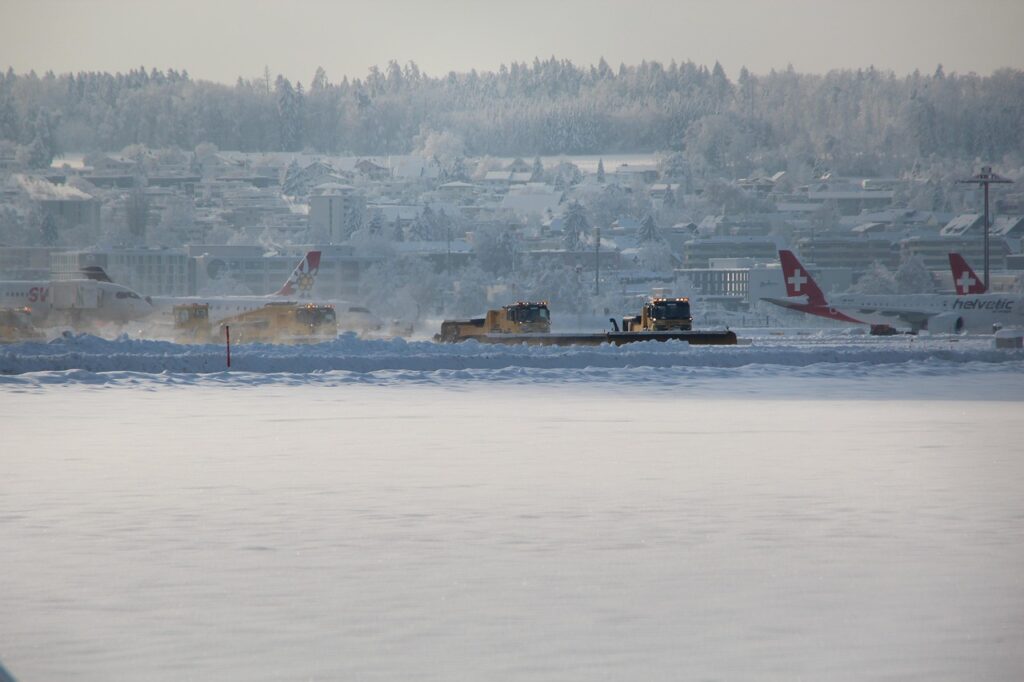 Poleiul și zăpada au închis mai multe aeroporturi din Europa. Traficul aerian este perturbat