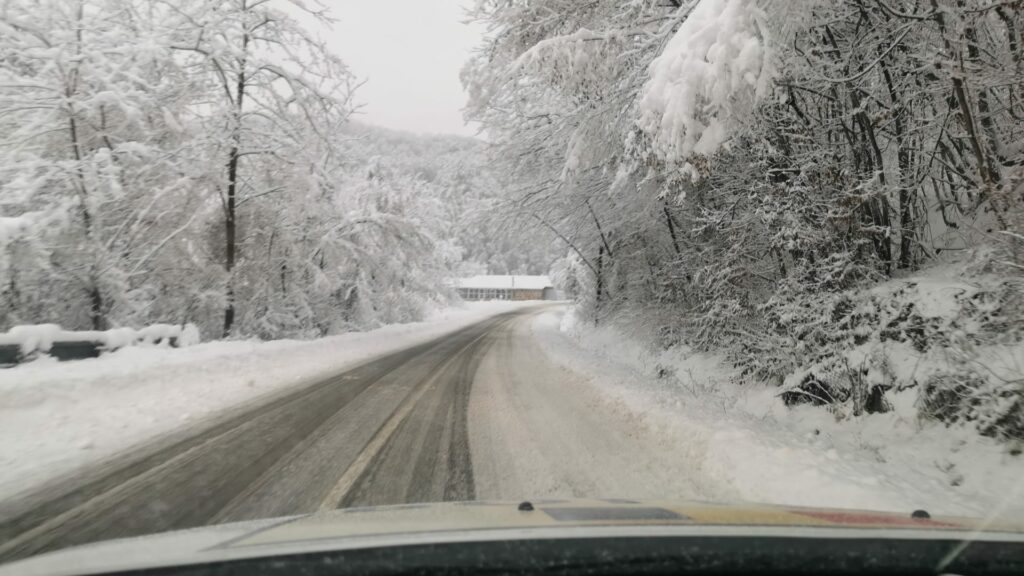 Situația traficului duminică dimineața: Polei și ninsori pe unele drumuri