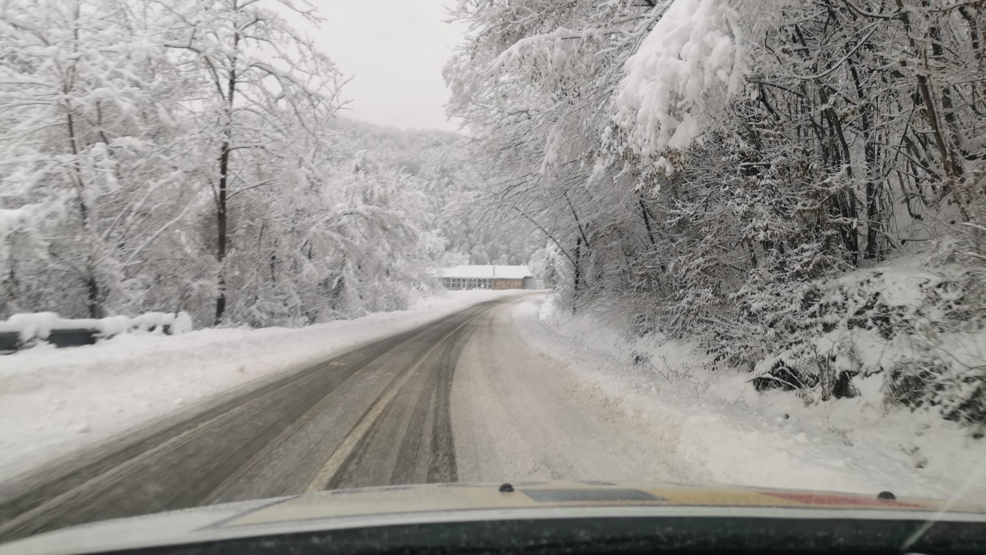 Poza pentru articolul Situația traficului duminică dimineața: Polei și ninsori pe unele drumuri