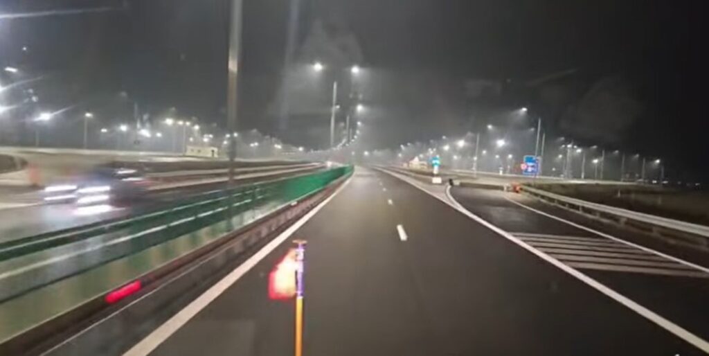 Intervenții masive pe drumurile din Oltenia. Carosabil curat, dar ceață sub 50 metri