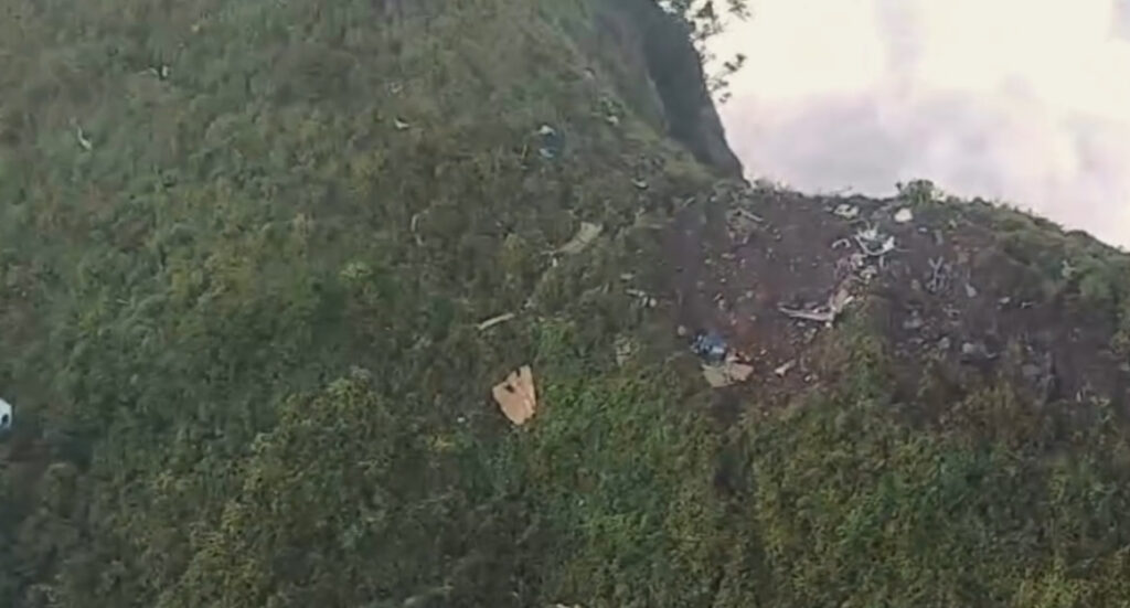 Indonezia. Echipele de salvare găsesc epava avionului dispărut sâmbătă în munții Sulawesi