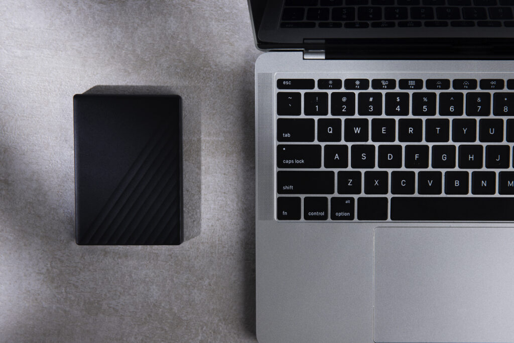 În 2016 a început să colecționeze baterii de laptopuri: astăzi își alimentează întreaga casă fără să plătească un ban