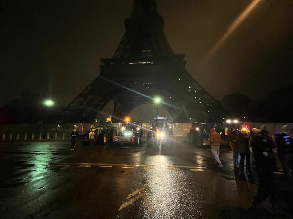 Fermierii francezi blochează obiective din Paris cu tractoare în semn de protest