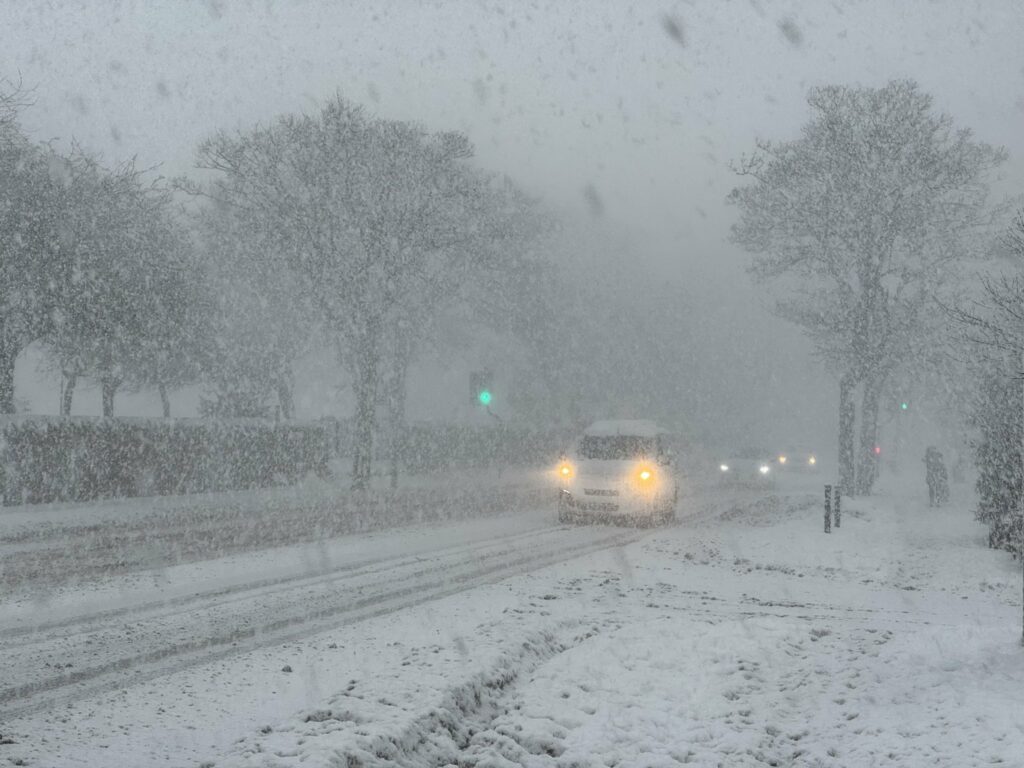 Ninsorile închid sute de școli și dau peste cap transportul în Marea Britanie și Irlanda