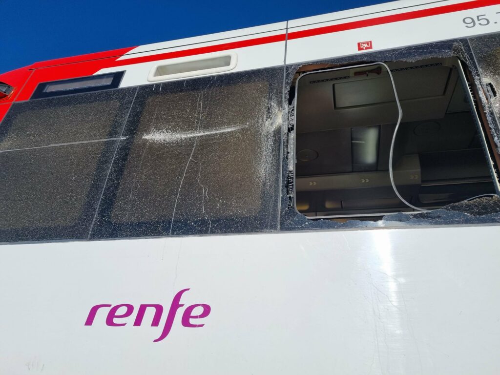 Un nou incident feroviar în Spania. Un tren de navetiști s-a izbit de o macara