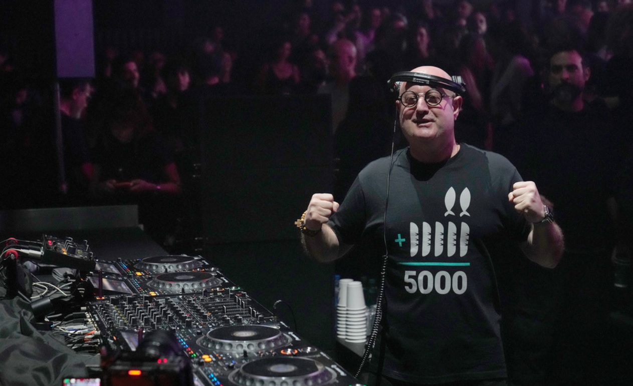 Preot ziua, DJ noaptea: Padre Guilherme încinge ringul