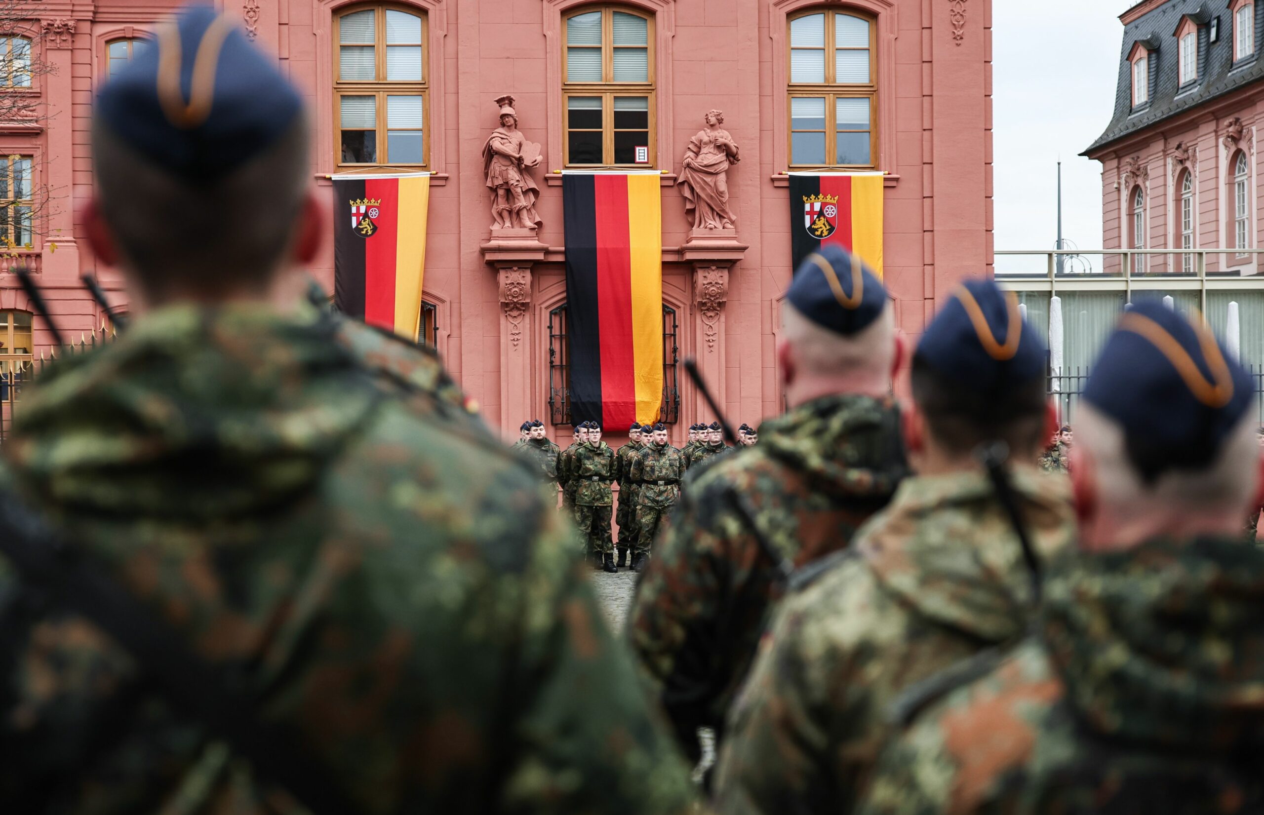 Reînarmarea istorică a Germaniei stârnește îngrijorare la Paris