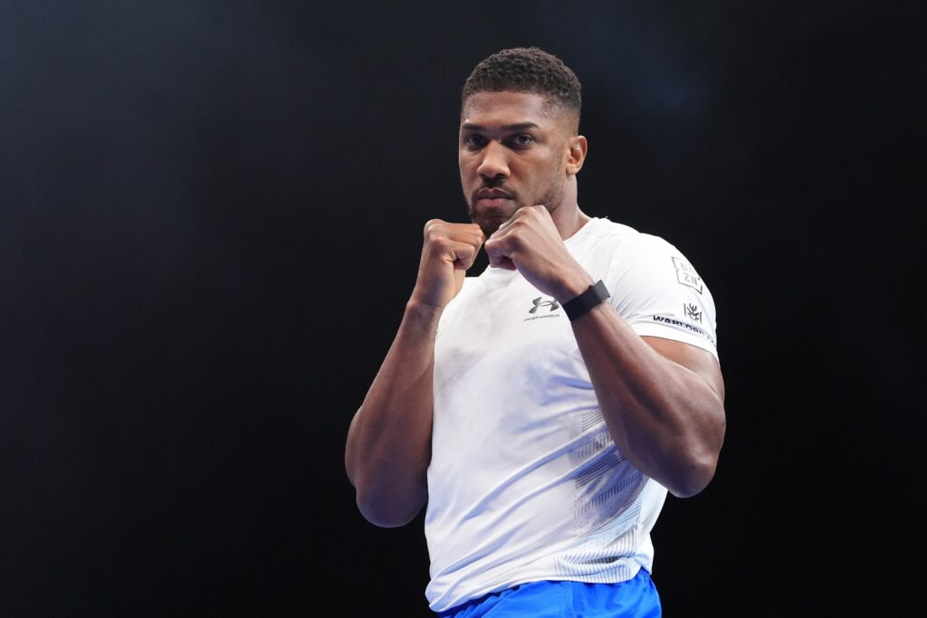 Anthony Joshua le-a adus un omagiu celor doi prieteni morți în accidentul din Nigeria