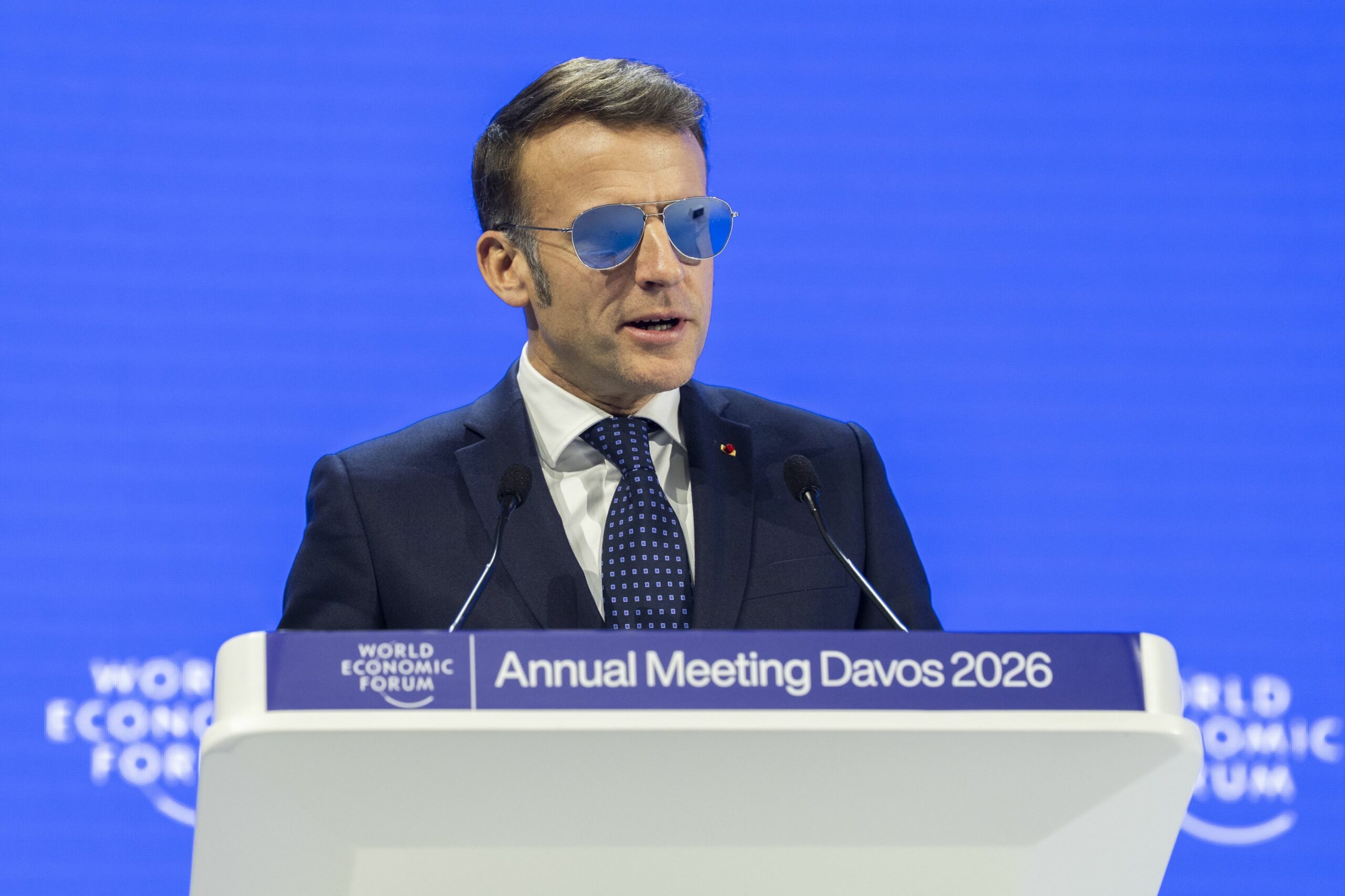 Ochelarii de soare ai lui Macron stârnesc reacții online