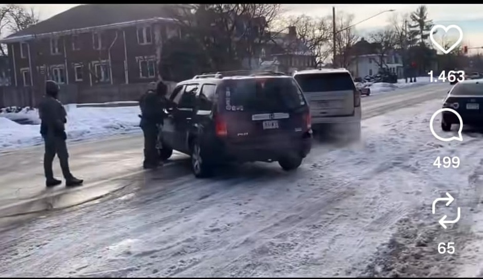 Un agent imigrări a împușcat mortal o femeie în Minneapolis, primarul contestă autoapărarea