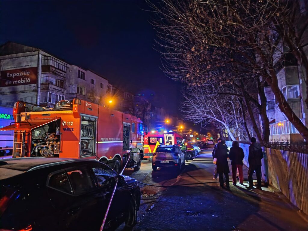 Zeci de oameni evacuați în noaptea de Revelion dintr-un bloc din Alexandria, din cauza unui incendiu