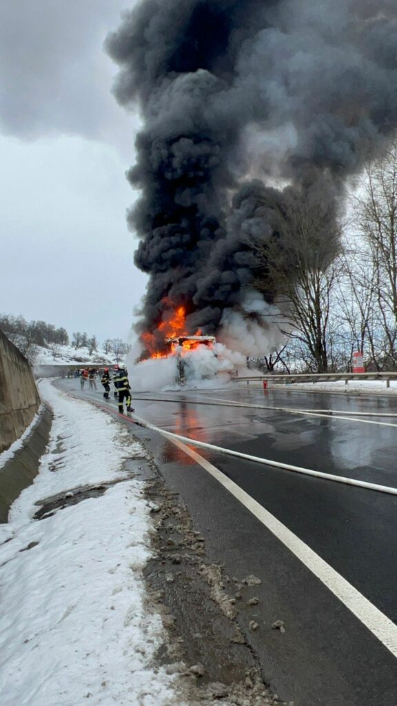 Un autocar a luat foc în județul Mureș. Cei 47 de pasageri, adăpostiți într-o școală