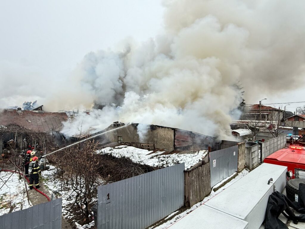 Incendiu la case și anexe în București: populația a fost evacuată