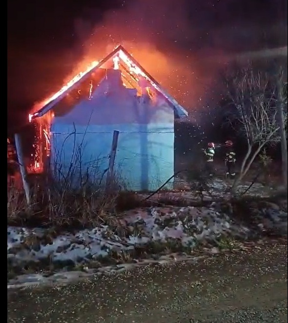Doi frați din Bacău, găsiți carbonizați în casa care a luat foc