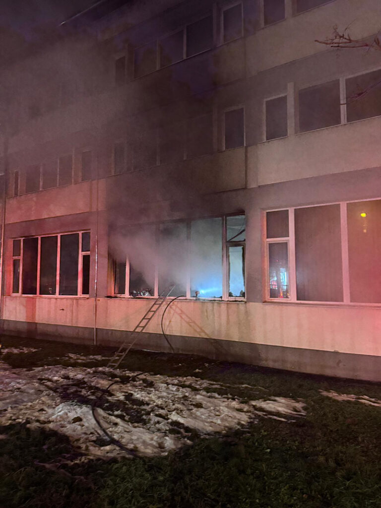 Incendiu într-o clădire a Universității din Oradea. Atelier și laborator de inginerie, distruse