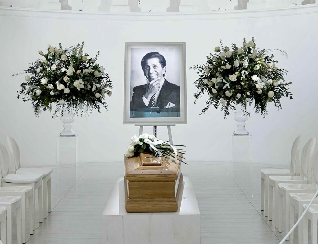 Valentino, condus pe ultimul drum la Roma. Zece mii de oameni și elita modei internaționale, la funeraliile „regelui eleganței”