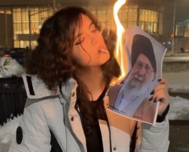 Sfidare extremă în Iran: femeile iraniene își aprind țigări cu poze incendiate ale ayatollahlui Khamenei