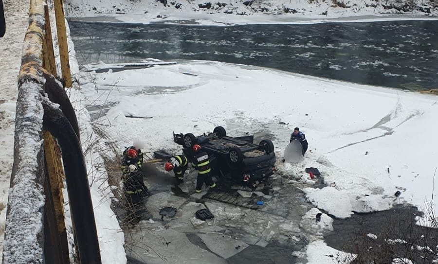 Accident grav la Vatra Dornei: o mașină s-a răsturnat în albia râului Bistrița. Șase persoane, între care patru copii, au fost duse la spital