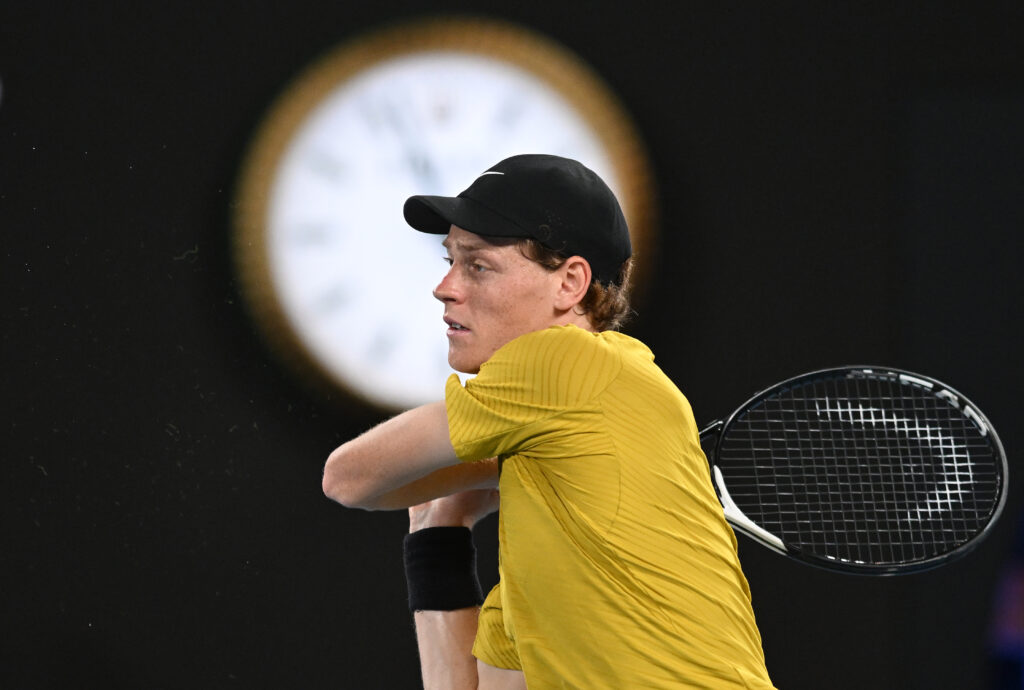 Australian Open. Jannik Sinner și Iga Swiatek se califică în sferturi în minimum de seturi