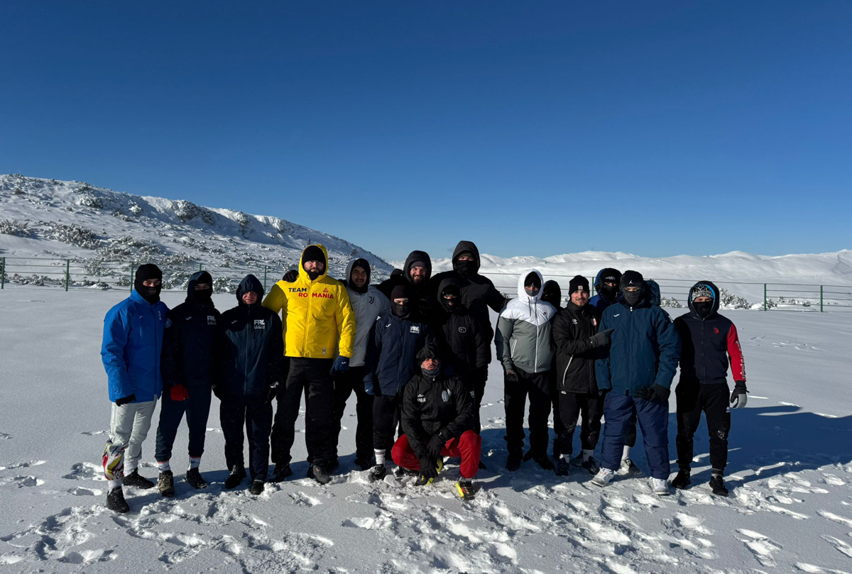 Luptătorii români de greco-romane se antrenează în zăpadă la Piatra Arsă