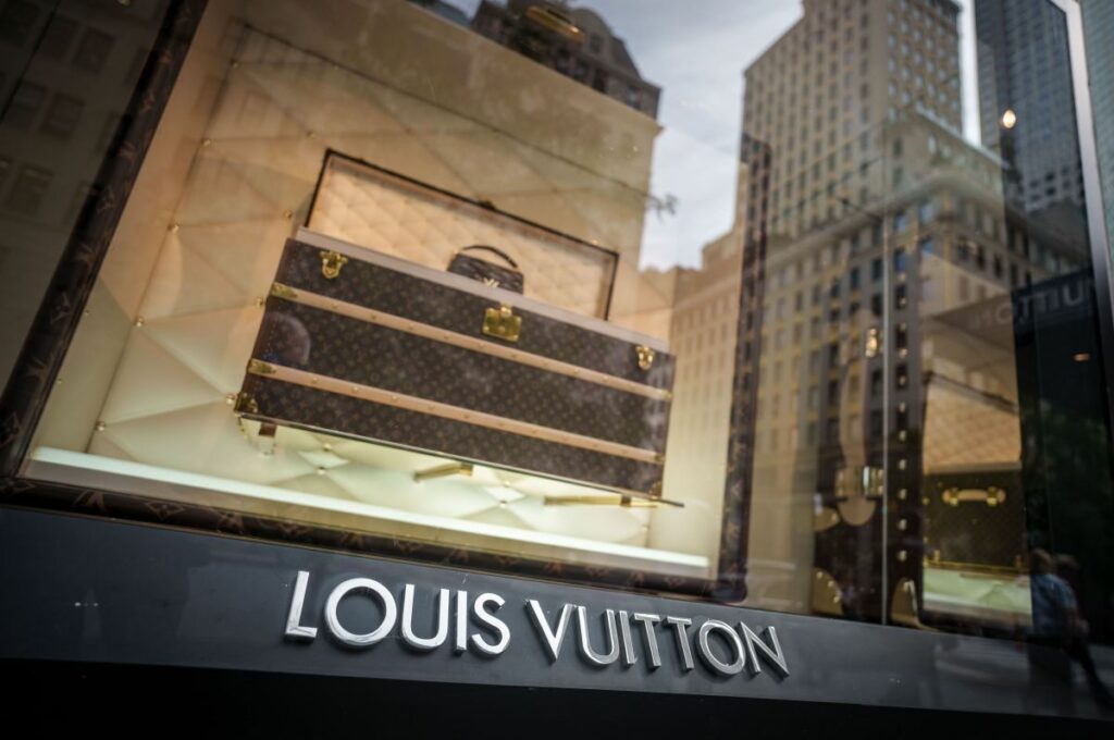 De ce au încetat ultra-bogații să mai cumpere bunuri de lux și pe ce își cheltuie acum banii