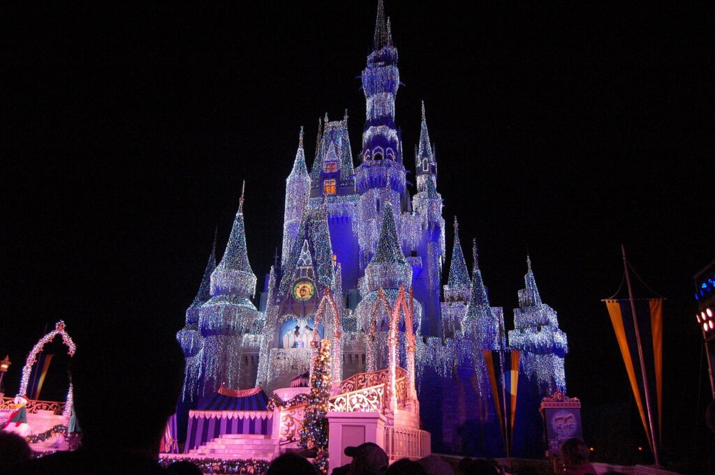 Spectacol Disney World întrerupt după ce un angajat a fost lovit de un decor de 180 de kilograme