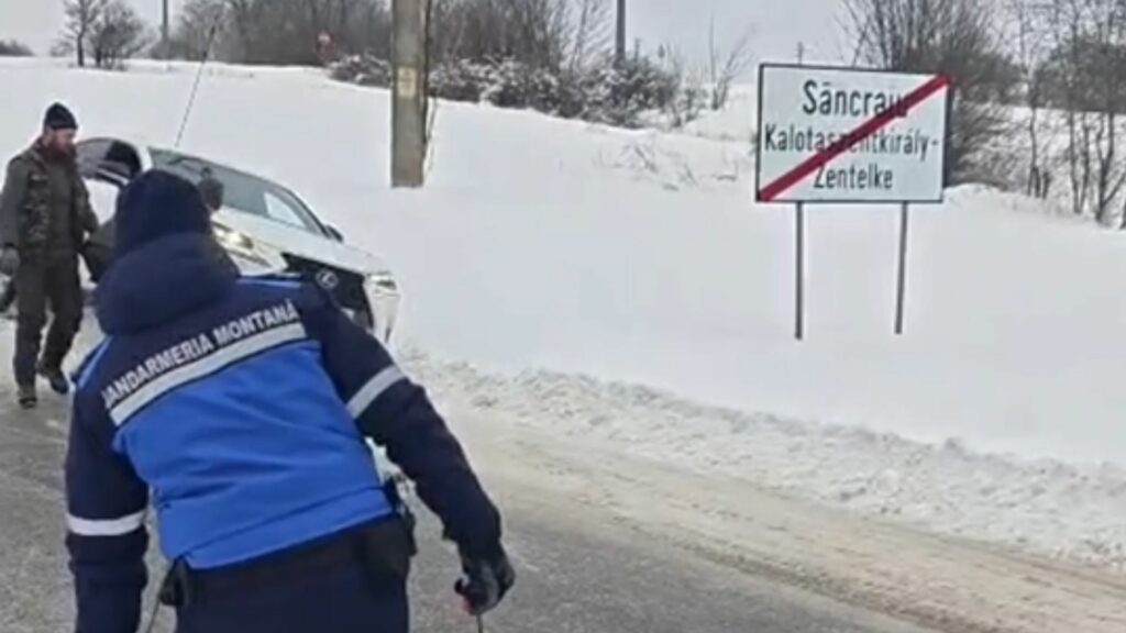 O mașină în care se afla o familie cu doi copii a derapat în județul Cluj