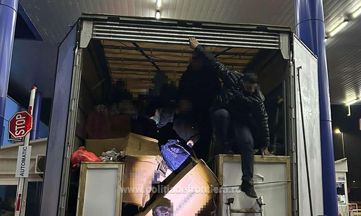 26 de migranți, ascunși într-un TIR, descoperiți în Calafat