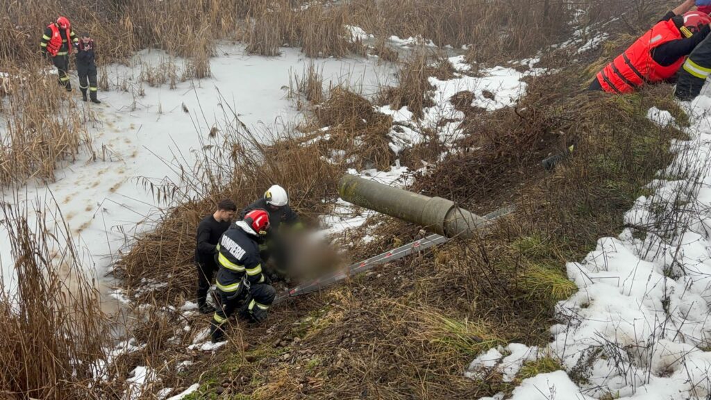 Misiune de salvare a unui bărbat căzut într-un lac înghețat din Turda. Un pompier s-a aruncat în apă