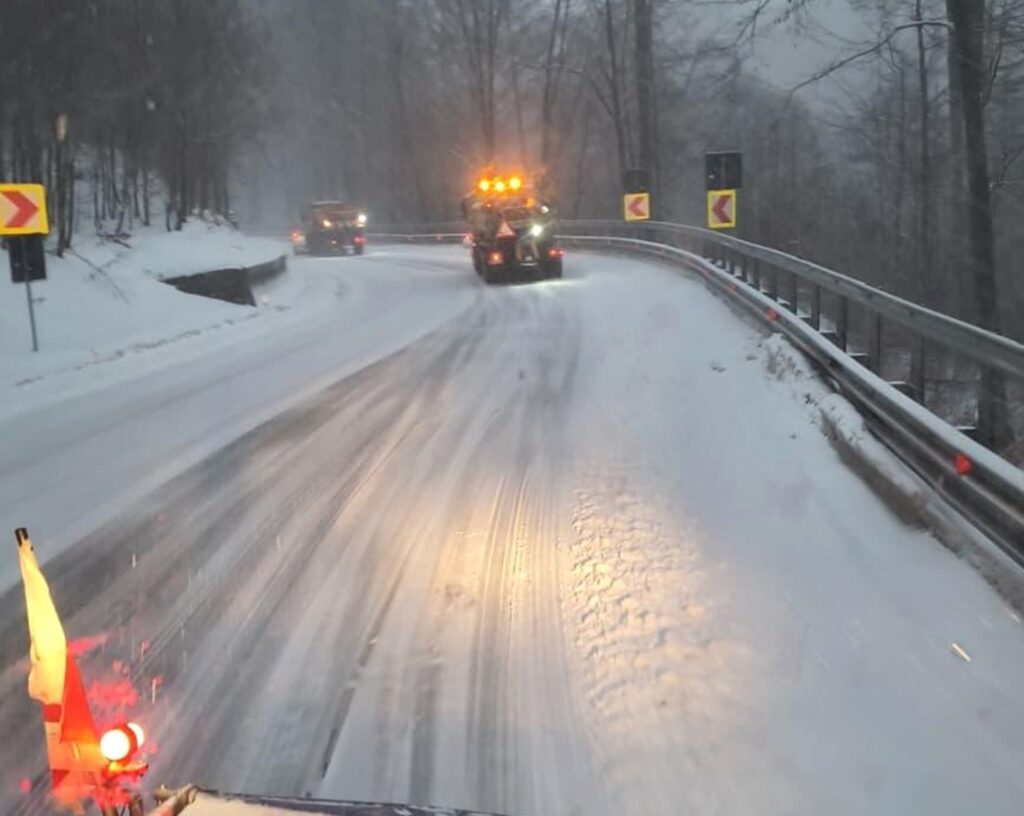 Iarnă grea în Maramureș. CJSU avertizează: echipați mașinile cu anvelope de iarnă