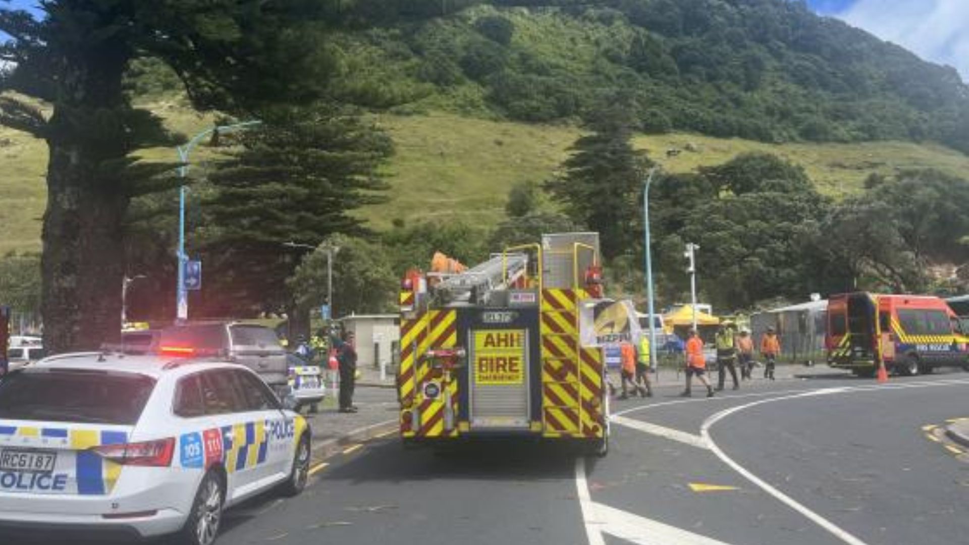 Alunecările de teren din Noua Zeelandă au lovit o zonă de camping, dar și o casă. Autoritățile încearcă să salveze victimele