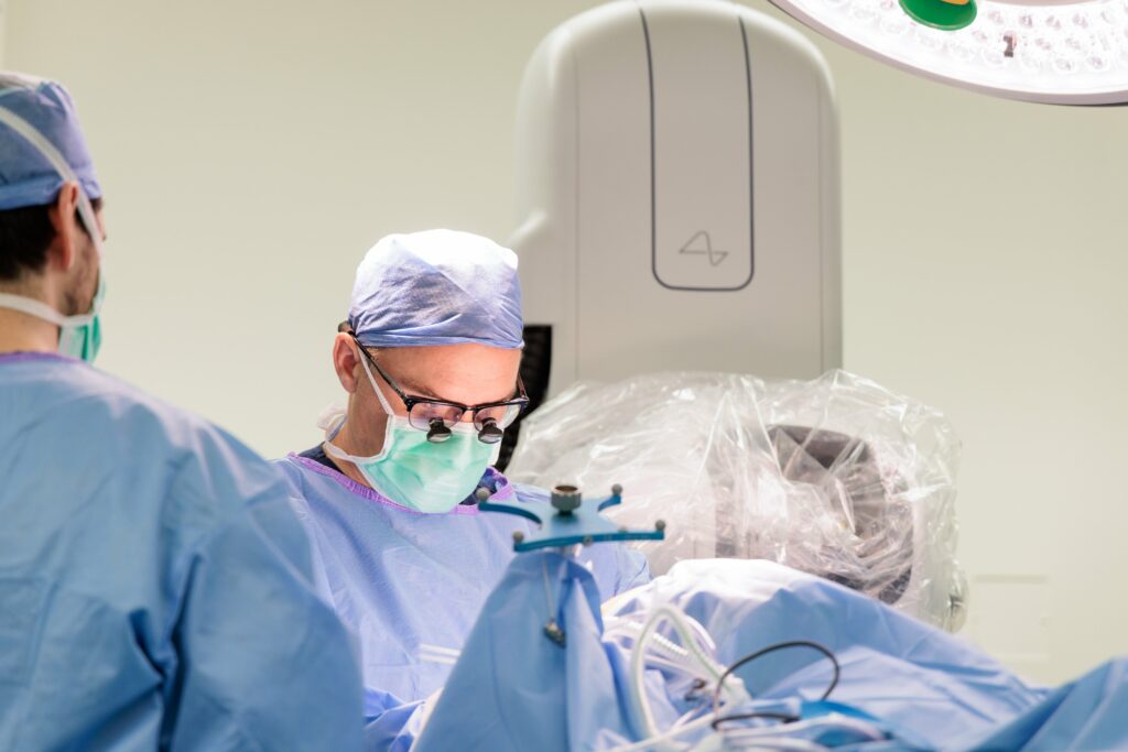 Paralizat de la gât în jos, controlează computerul cu gândul prin cipul lui Musk. „Se simte magic”