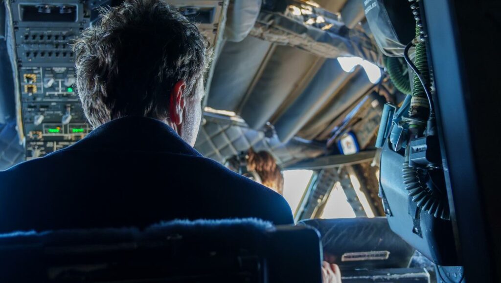 Avionul care l-a adus în țară pe Nicușor Dan a aterizat la București. Escortat deasupra Elveției de două avioane F-18