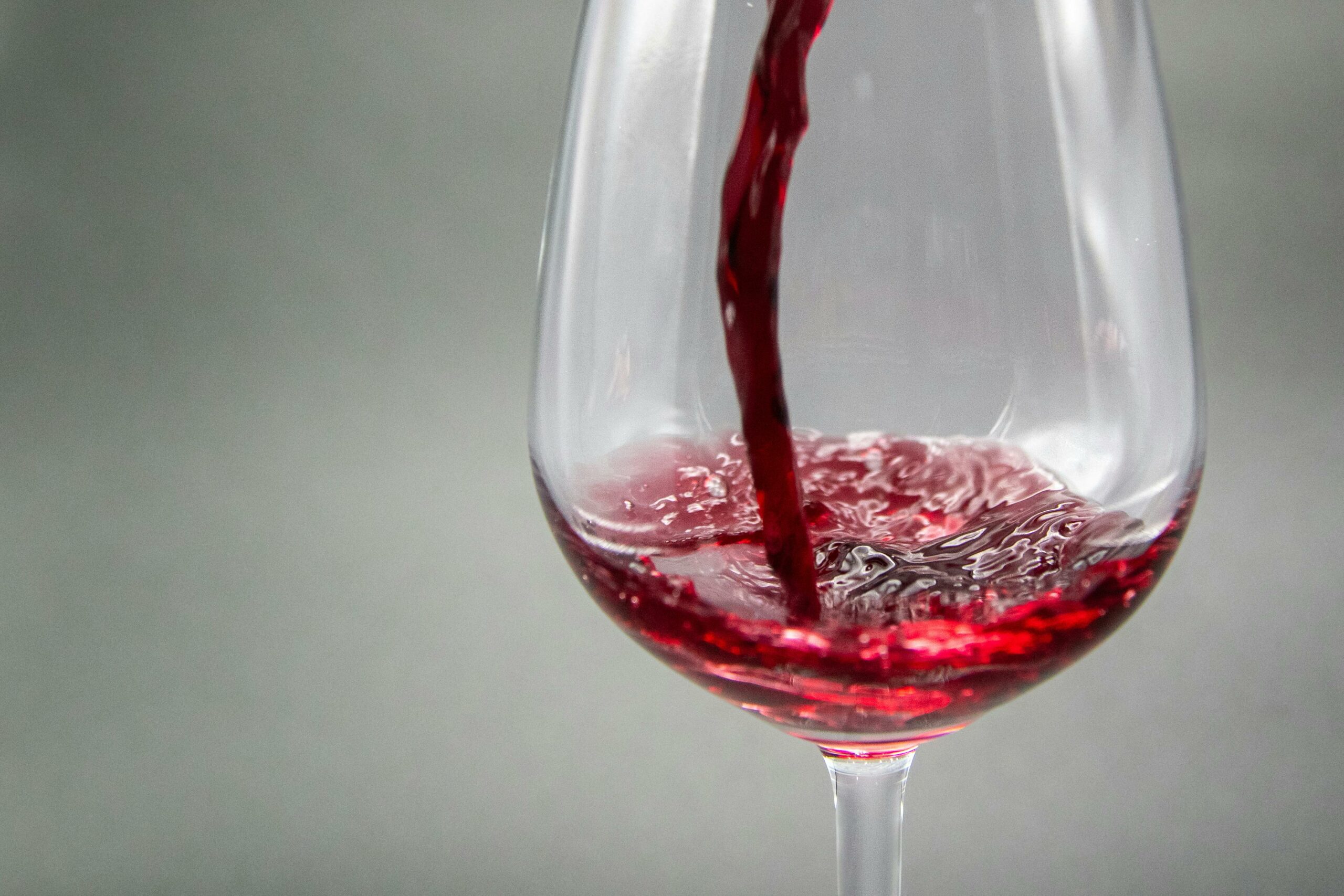 Chiar și consumul redus de alcool poate afecta sănătatea creierului și fluxul sanguin cerebral