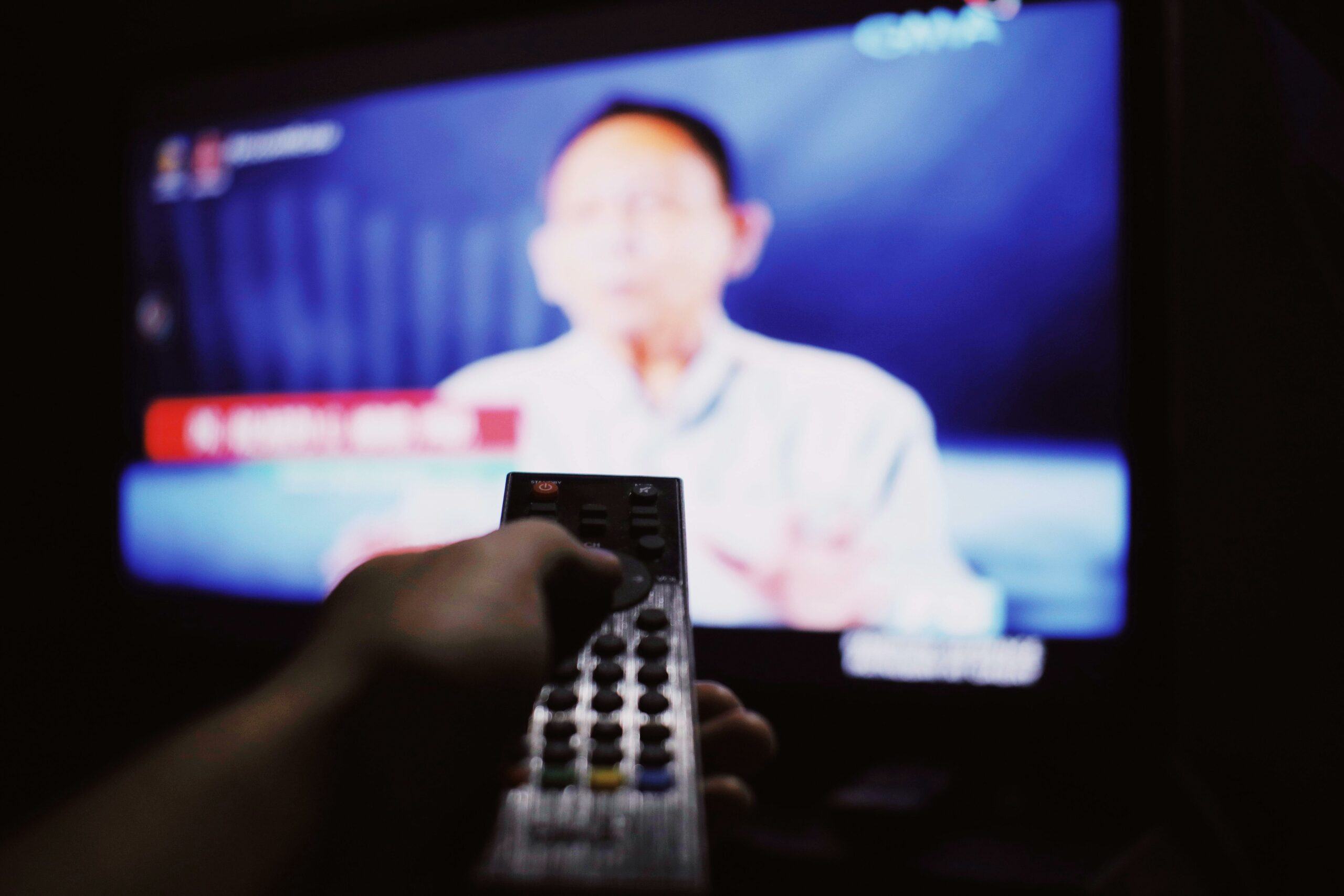 Binge-watching și singurătatea: studiu recent