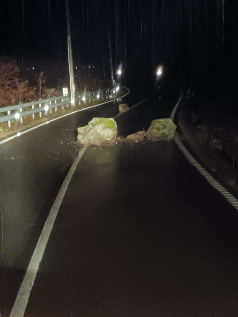 Cad pietre și blocuri de stâncă pe DN 57 Clisura Dunării și în Defileul Jiului