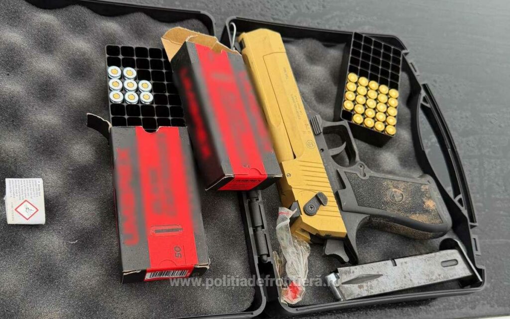 Pistol cu gaze, descoperit de polițiștii de frontieră din Giurgiu, în portbagajul mașinii unui cetățean bulgar