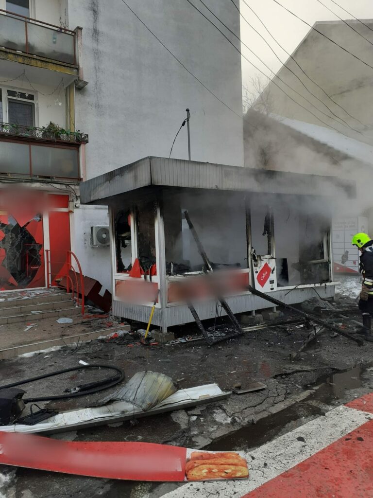 Explozie și incendiu într-o plăcintărie din Gherla. Unitatea a fost distrusă, pagube sunt și la blocurile din vecinătate