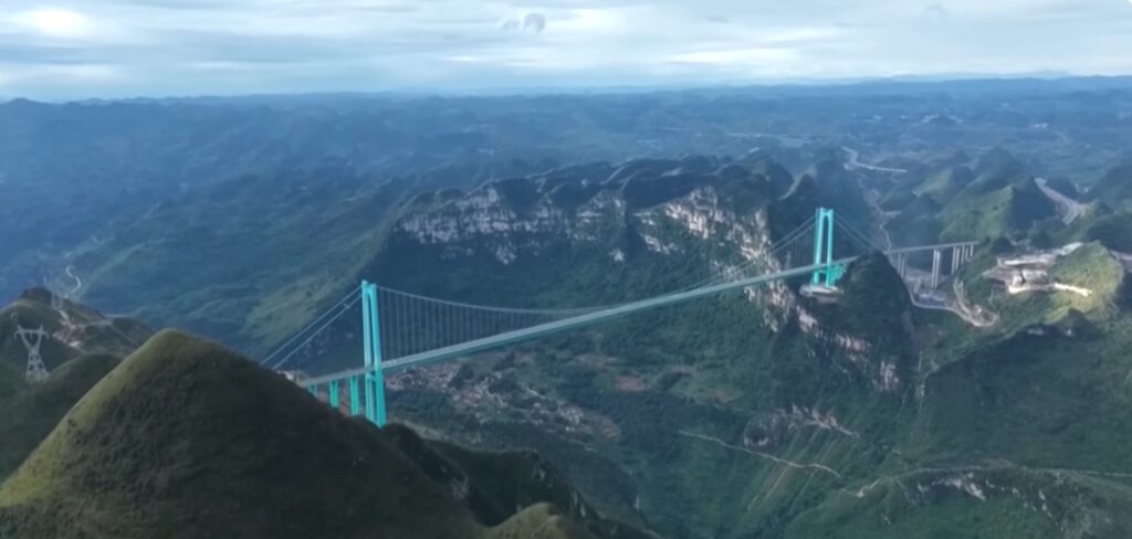 Cel mai înalt pod din lume, cu podea terifiantă, inaugurat