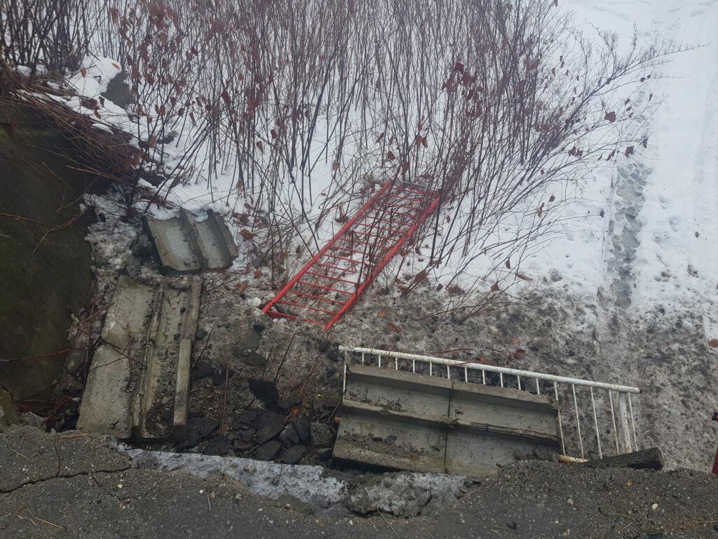 Circulație închisă în Maramureș, după ce a căzut grinda marginală a podului peste râul Vișeu