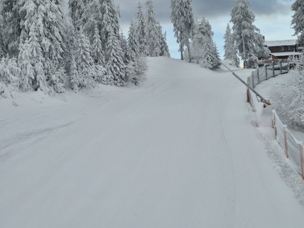 Poiana Brașov: S-au deschis pârtiile din zona superioară a masivului Postăvaru