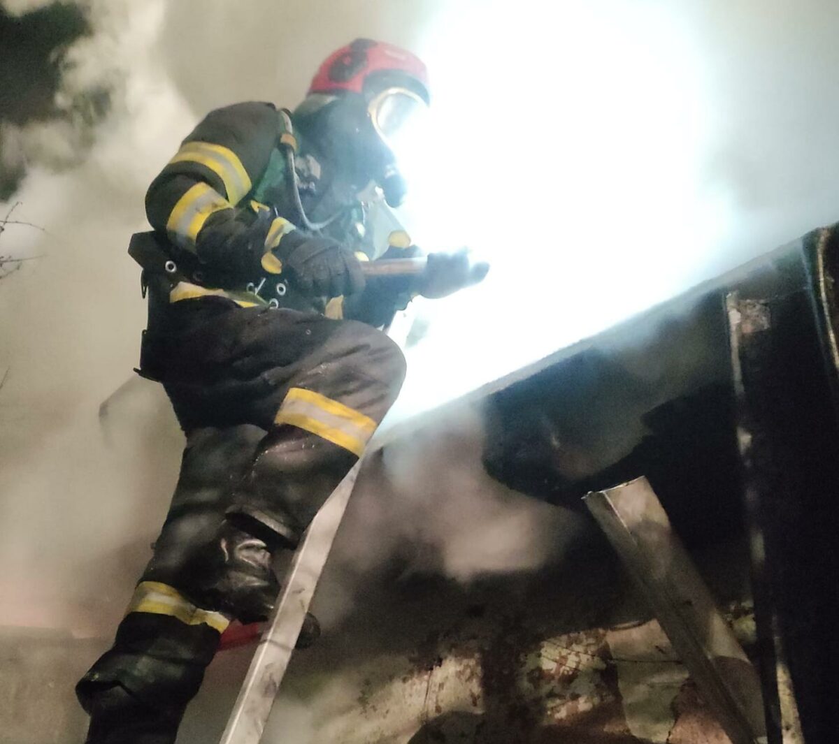 Incendiu uriaș la un service auto din Galați