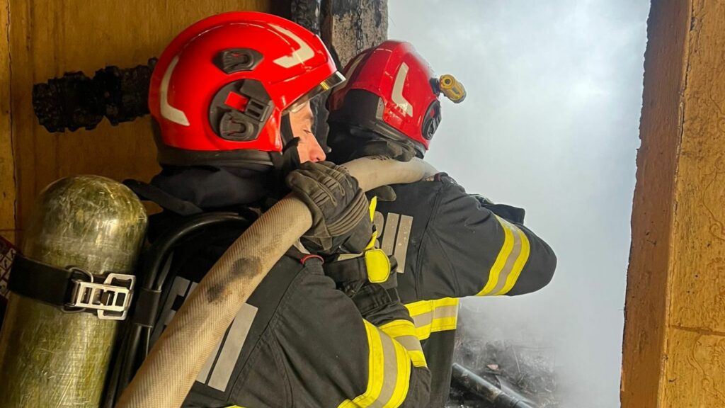 Acoperișul unei case din județul Arad a luat foc